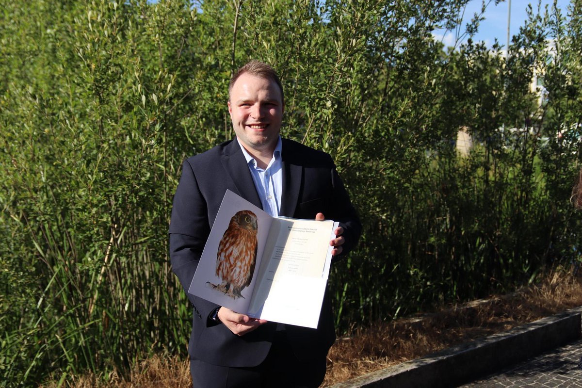 Letzten Freitag fand die große Abschlussfeier &amp; Ehrung der Absolventinnnen &amp; Absolventen an der Juristischen Fakultät der <a href="/Saar_Uni/">Universität Saarland</a> statt. Auch ein Mitarbeiter unseres Lehrstuhl erhielt die Urkunde für sein 1. Staatsexamen. Ihm &amp; allen anderen möchten wir herzlich gratulieren!