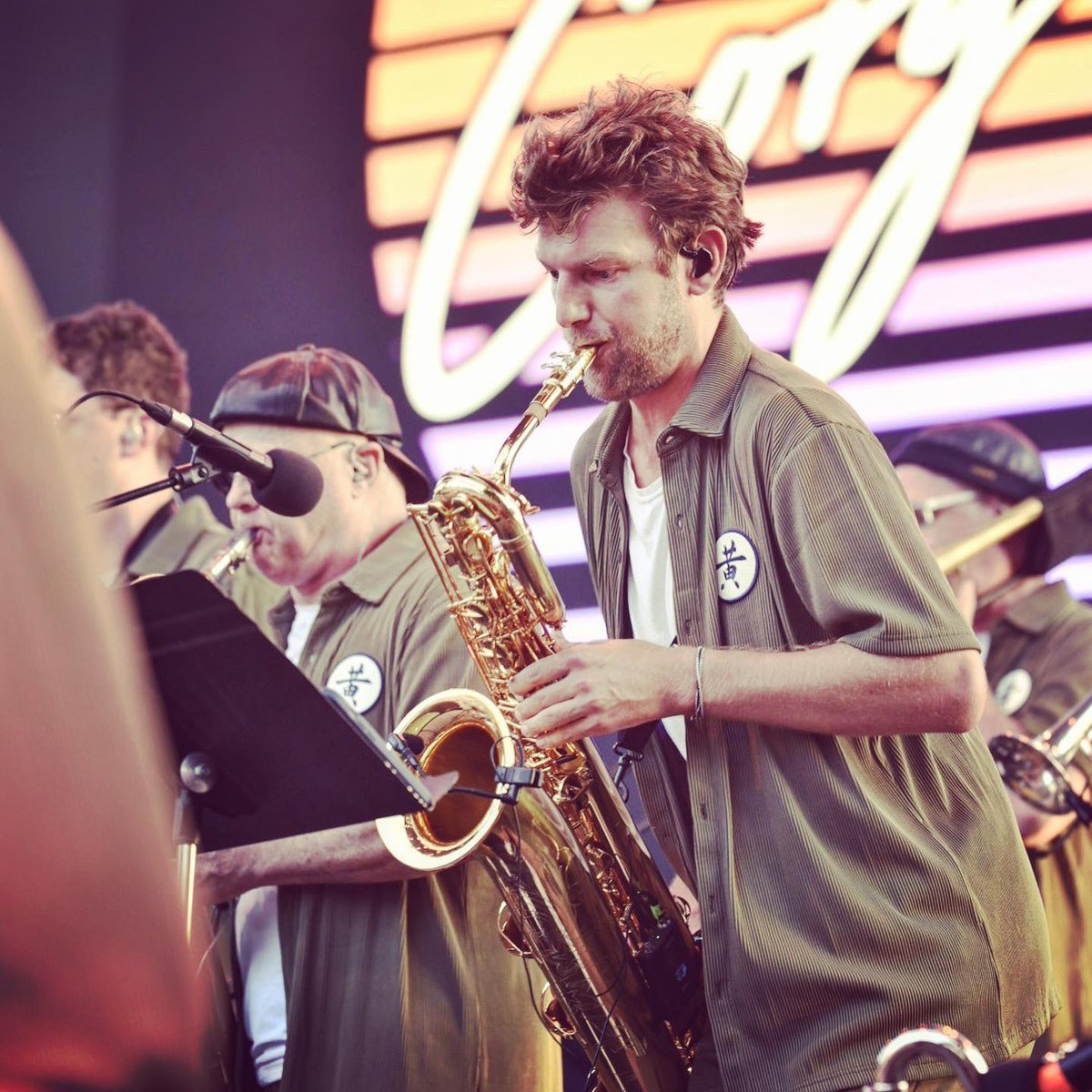 ChrisGeloni's tweet photo. 🎶 Le #FUNK dans tous ses états avec le #FunkyMaster, l’ultra généreux @corywong et son band haut en couleurs !! 🎸🥁🎷
Une #énergie et un #groove dingues qui ont laissé bouche bée le public du @JAZZAJUAN ! 🤩🔥

#Vulfpeck #CoryWong #JazzaJuan
#antibesjuanlespins #CotedazurFrance https://t.co/jsqZYqAazC