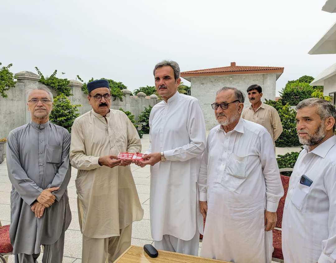 azi_khel57807's tweet photo. ممبرسازی مہم: عوامی نیشنل پارٹی کے مرکزی سینئر نائب صدر امیرحیدر خان ہوتی کو چیئرمین ضلعی الیکشن کمیشن (مردان) حاجی عبدالغزیزخان ممبرشپ کارڈ کی کاپی پیش کررہے ہیں۔ ضلعی صدر عمران ماندوری اور سینئر نائب صدر جمال باچا بھی موجود ہیں۔

#ANPMembershipDrive | #ANPMardan https://t.co/Z65eizsmg4