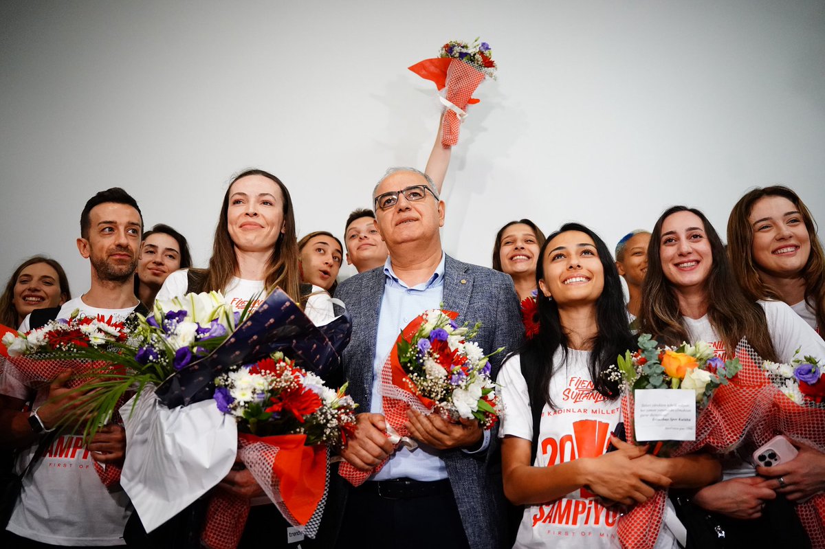 Türkiye Voleybol Federasyonu Başkanı Mehmet Akif Üstündağ göreve geldiğinden beri samimi açıklamalarıyla her daim aklıma kazınan ve günümüzde her kesimin muzdarip olduğu siz konuşurken sizi dinliyorMUŞ gibi yapanlardan değildir. Sizi ve sorduğunuz soruyu canı gönülden dinler ve