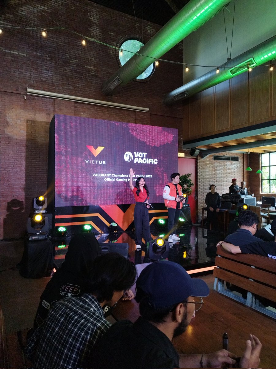 hanarisma4's tweet photo. pasti bakal seru nih Victus Viewing Party Event. keliatan banged dari stage utamanya. rame pula yang dateng 
#HPVictus #VictusVCT https://t.co/yHGk8DtQw6
