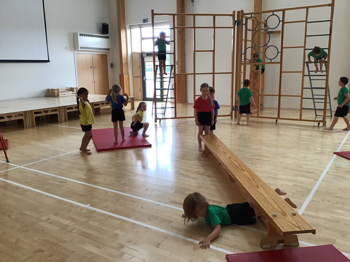 SPMVMrsPrice's tweet photo. 🏃🏾‍♂️🧍🏻‍♀️PE  MORNING👣💪🏼 This morning we are having an extra long PE session on the apparatus again. The children amaze me how they can contort their little bodies into different shapes and spaces to travel around the equipment! #MalvernVale #PE #PhysicalActivity https://t.co/qWxR3PD123