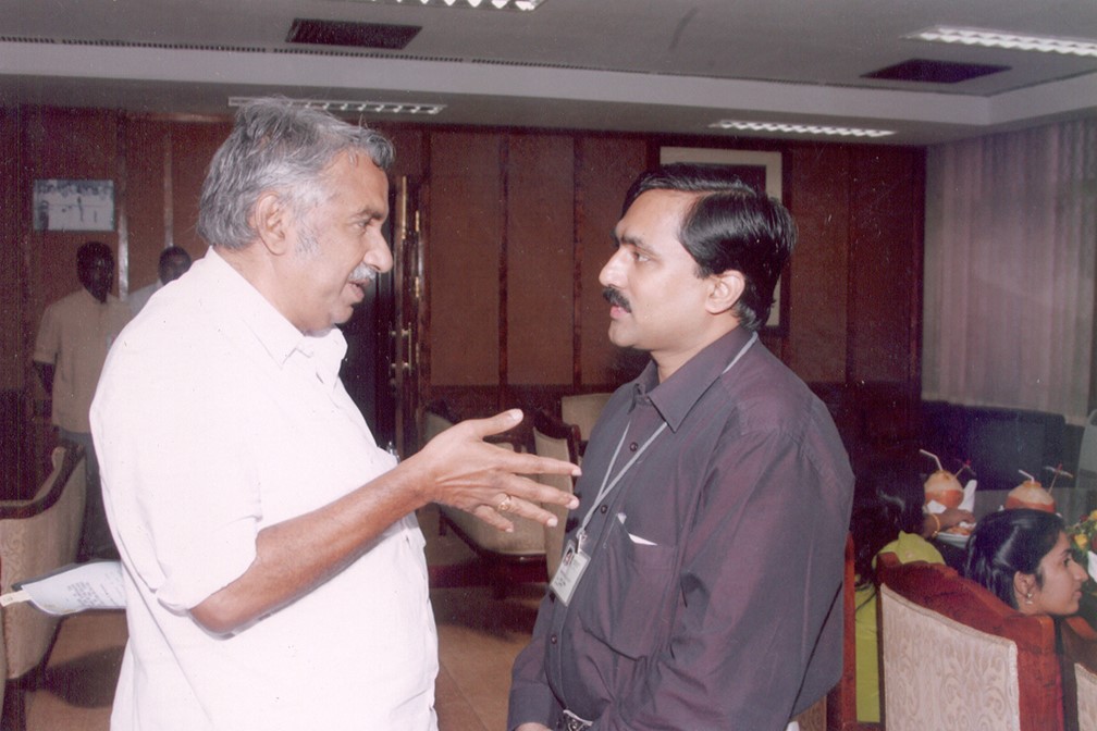 svelponraj's tweet photo. My deep condolences to the demise of a great human being, a humble leader and people Chief Minister of #Kerala #Ummanchandy.
I recollect the great memories of interacting with him, when he was the CM of Kerala.
My deep condolences to his family members & people of #Kerala https://t.co/AQPhqu2Cbq