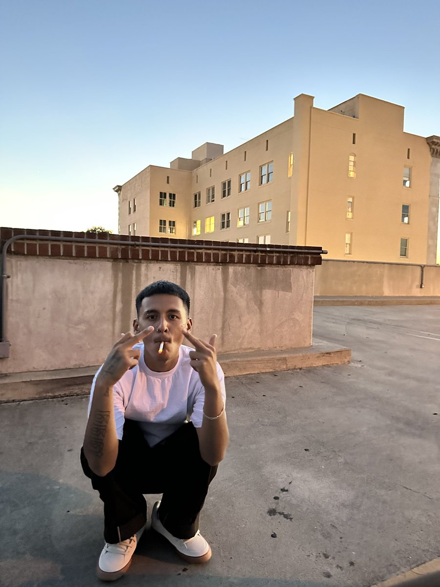 ERIKDOMMM's tweet image. fuck i’m so handsome i’m sorry