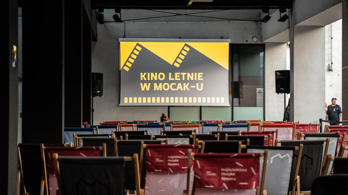 🎥Podczas wakacji, w każdy piątek, o godz. 21 zapraszamy do podcieni MOCAK-u na wieczorne seanse filmowe. 
Tegoroczna edycja poświęcona jest Ukrainie. 

➡️Już w najbliższy piątek >> "Szron" reż. Šarūnas Bartas

PEŁNY PROGRAM >> pl.mocak.pl/kino-letnie-w-…