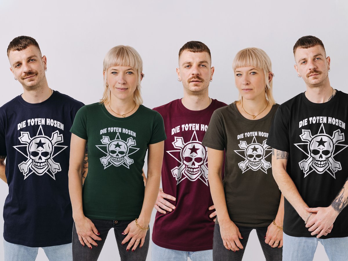 Der #DieTotenHosen-Totenkopf – zeitlos und unverwüstlich! Jetzt gibt´s den  Klassiker in neuen Variationen: Das Girlie gibt’s in „forest“ und khaki;  das normale T-Shirt neben schwarz auch in navy und burgundy. Jetzt hier  im Kaufmich-Shop » shop.dietotenhosen.de
