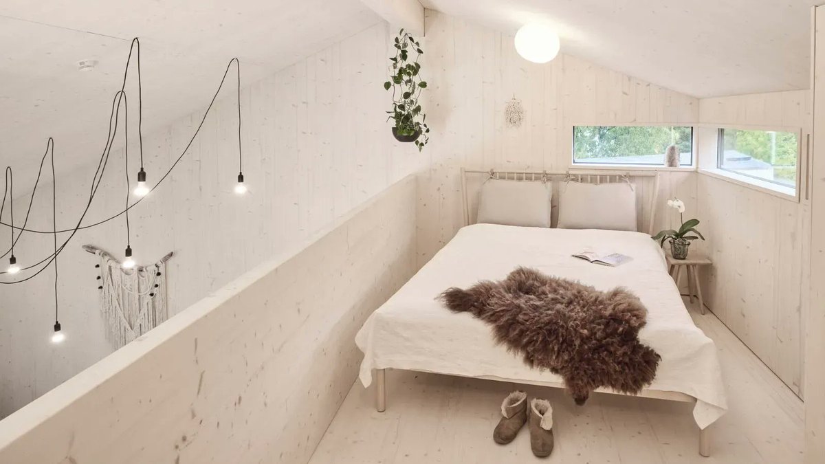 CLT:ssä seinärakenne ja kaunis seinäpinta on samassa paketissa. Sisustusarkkitehti Inka Pentikäinen kuvasi clt:tä näin osuvasti:  
– CLT on kuusipuun luonnollisine kuvioineen upea, esteettinen pinta, kuin luonnon oma tapetti.  
Voisiko sitä hienommin sanoa? 🤍     

#hoiskoclt