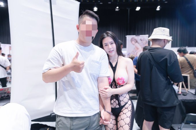 7/15-16 COSPIE成漫展完美落幕啦🎊 雖然天氣炎熱、交通不便&hellip; 但你們還是到現場為倪娜加油打氣 真的讓我很感動  有人擔心老師以後不參展了 請同學們放心😌  只要你們還在 倪娜就有無限的動力繼續下去 這次無法到場的同學別失望 倪娜與你們相約9/3