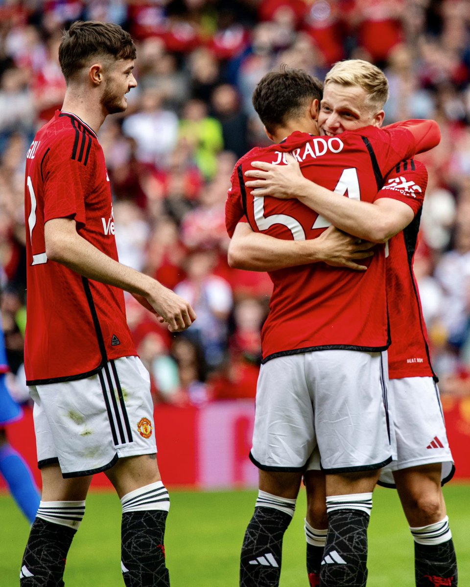 ManUtd's tweet photo. Buzzing for you @Donny_Beek6 ❤️

#MUFC https://t.co/1CI0I1hwgk