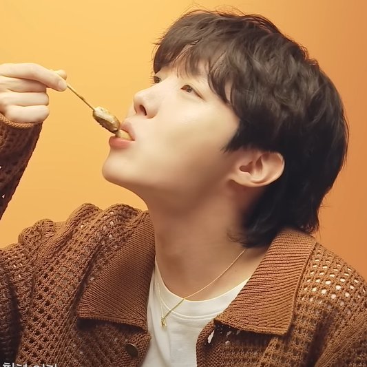 먹는것도 참 예쁘게 먹네