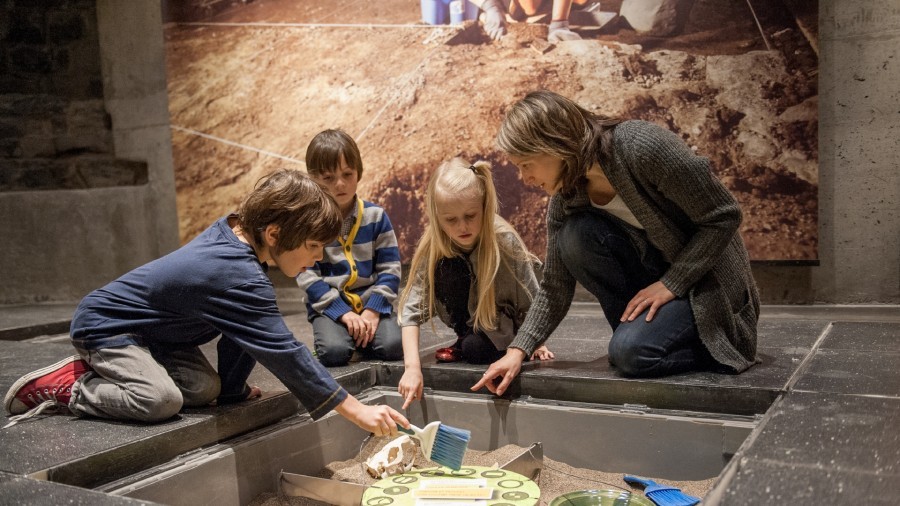 MOIS DE L’ARCHÉOLOGIE | ACTIVITÉS FAMILIALES👩‍👩‍👦‍👦

Découvrez les expositions « Un parlement sous vos pieds » et « Montréal Capitale ».
👉 bit.ly/moisdelarcheol…

Participez à la mission d’Archéo-aventure !
👉 bit.ly/missionarcheo

📸Marc-Antoine Zoueki