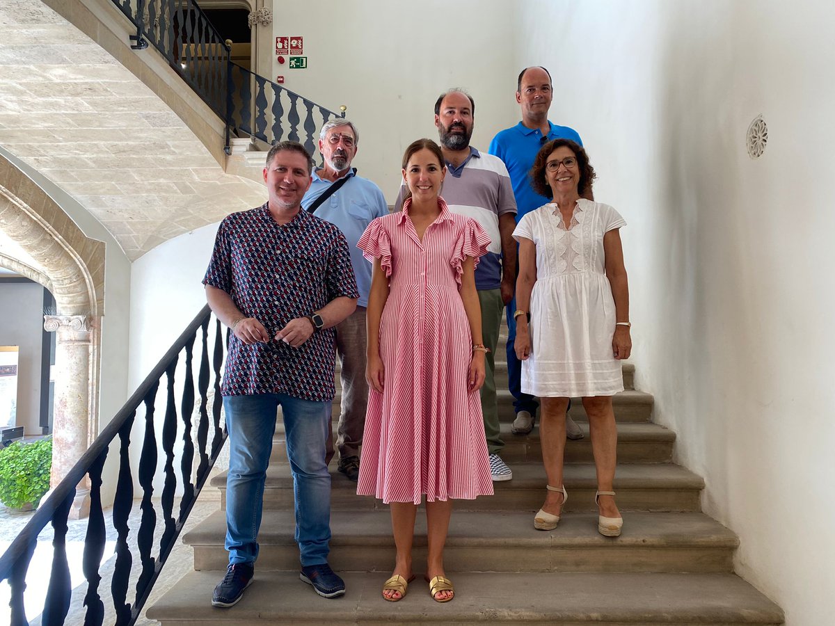 culturamallorca's tweet photo. La vicepresidenta primera del @ConselldeMca @AntoniaRoca ha visitat avui junt amb el nou equip de govern de Cultura i Patrimoni el @MuseudeMallorca 
Han fet un recorregut per les instal·lacions del centre i han conegut els projectes que impulsa el Museu dirigit per @mgraciasalva https://t.co/7Bn8fJA3Se