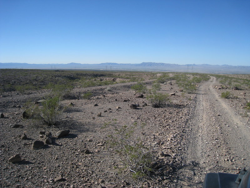paulmarshforaz's tweet photo. The Mohave and Milltown Railway was a narrow gauge private railroad built in 1903.  The 17-mile railway hauled ore from the mines near Oatman to the mill at Milltown. The railway operated for only 1 year when several washouts in the fall of 1904 damaged 6 miles of the railway. https://t.co/2mV8NwhPNV