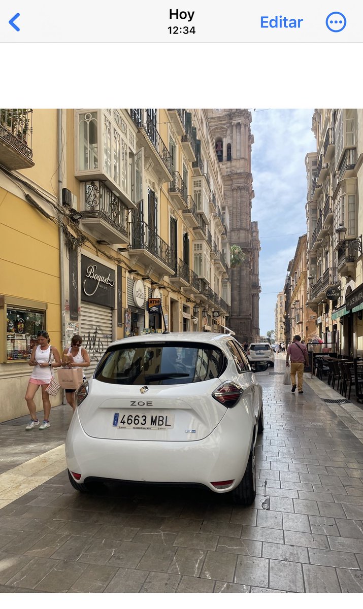 DanGamboaB's tweet photo. He decidido poner estas fotos con la hora que fueron tomadas. Entre la primera y la última hay un minuto. Quienes caminan el centro de Malaga saben de que hablo.

Hay 6 coches/carros andando a una velocidad media por calles donde hasta hace unos meses, eran peatonales de facto. https://t.co/XULNfuqVmI