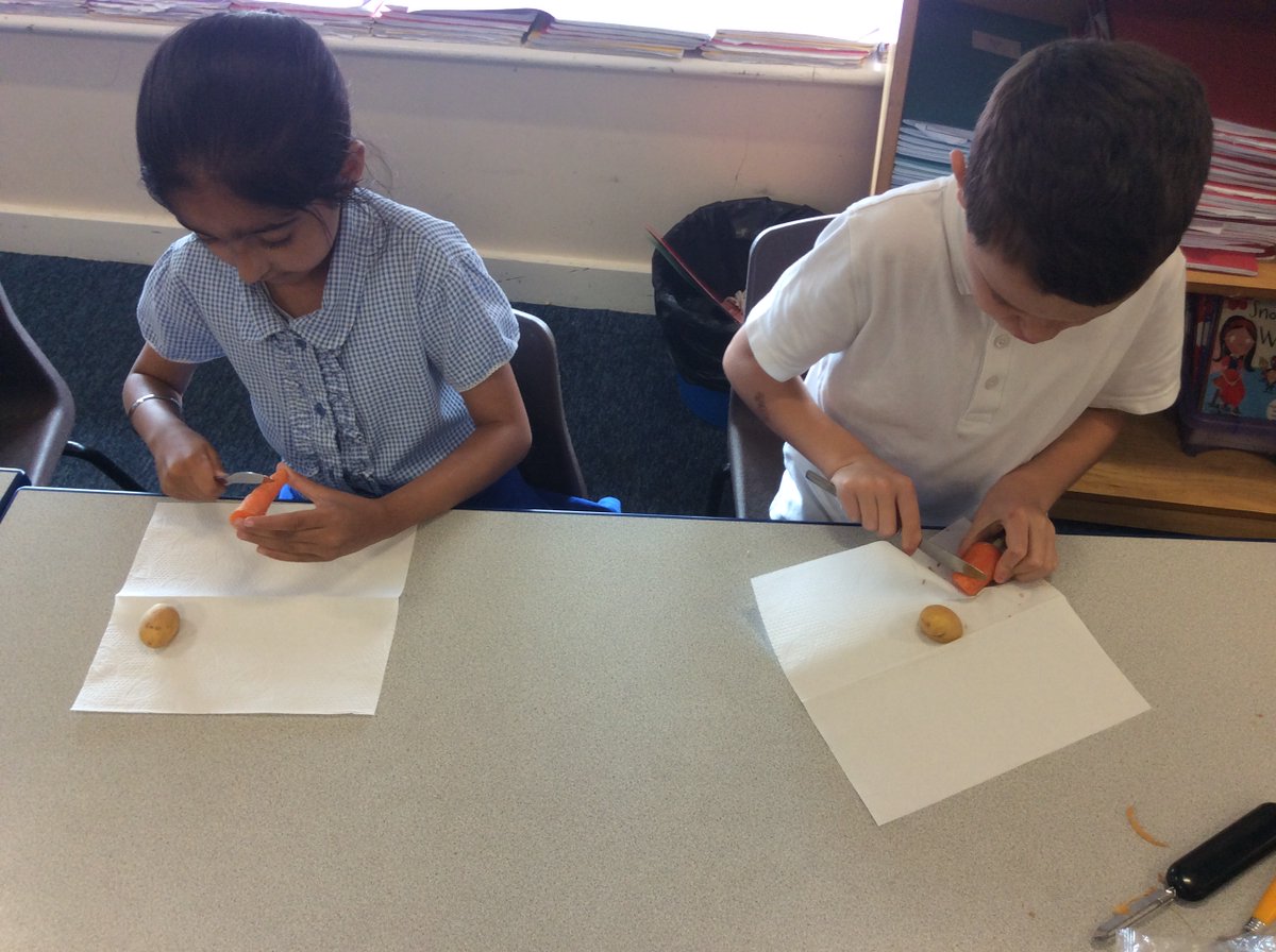 gfprimarycov's tweet photo. 2L have had a great afternoon exploring why we cook our food. We tried peeling different root vegetables and then tasted them raw and cooked. We compared the differences between them. "Yum!" #GFY2 #GFDT https://t.co/T4GCmT0U0l