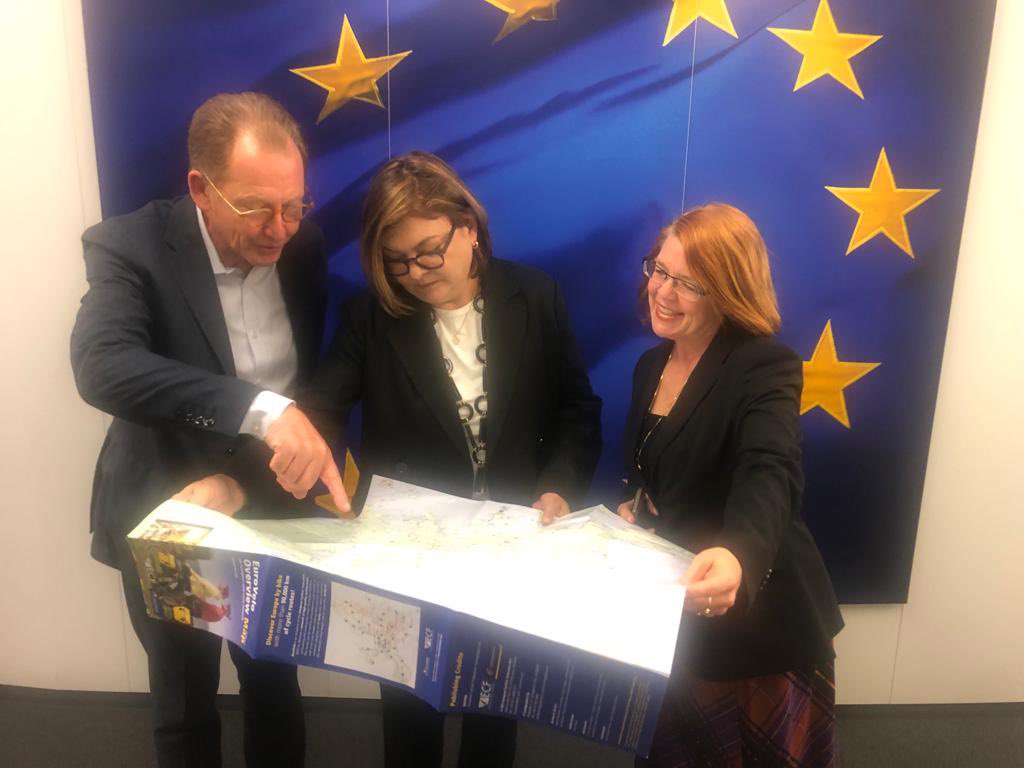 Today @sirgrahamwatson and I met with @Transport_EU Commissioner @AdinaValean to discuss the #EuropeanCyclingDeclaration’s potential to unlock benefits for climate, health, jobs and the economy. We also presented her with a new #EuroVelo map! 🚲🇪🇺