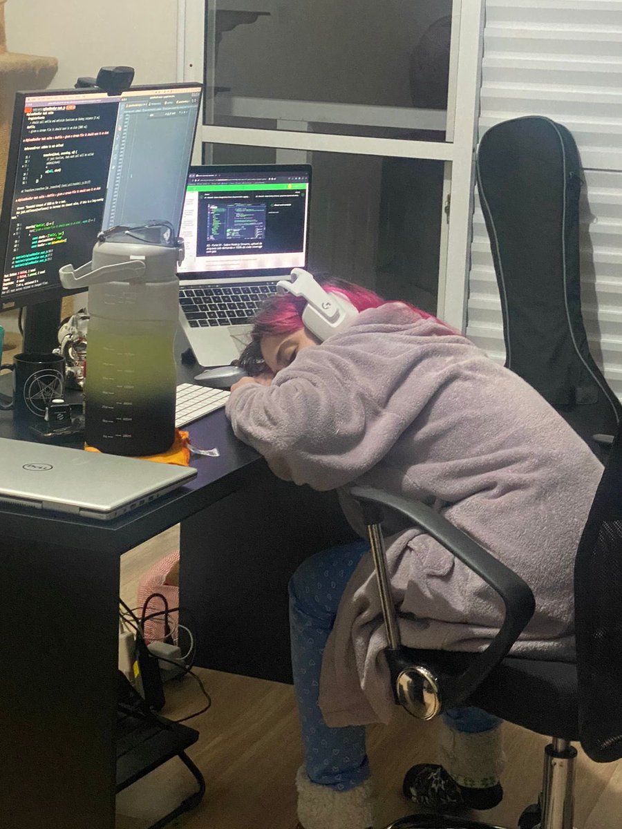 ananeridev's tweet photo. O Javascript tem feitos coisas comigo do tipo: estudar até cair no sono 3 a.m😅

Não tem frase motivacional aqui não, só que quando a gente que a gente faz por onde, e é nessa cadeira que muita gente (hater) não tem coragem de se colocar https://t.co/rsP9fZJFHU