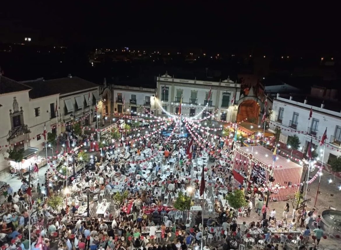 bdelosremedios's tweet photo. GRAN VELADA
Comienza hoy la Gran Velada de Santiago. Una velá que cumple hoy 120 años de tradición.
@HdadSantiago
#HdadDeSantiago #SantiagoApostol #PatronDeCastilleja #LaPlaza #GranVelada #120Años #Julio #Sevilla #CastillejaDeLaCuesta #Aljarafe https://t.co/t6IoQKzZCm