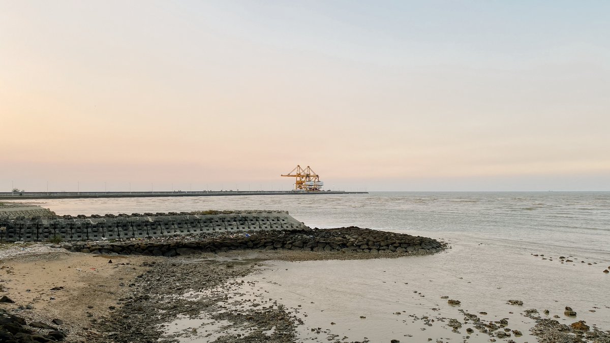 inzltr_'s tweet photo. Tanjung Awar-Awar Coal Power Plant.
#shotoniphone | #powerplant https://t.co/nhgA6jEAl5