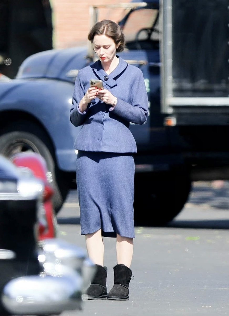Emily Blunt on wearing Uggs at #Oppenheimer's set: “It was like a scene  from Devil Wears Prada. Chris just looks down at your shoes, and it's like Meryl  Streep is looking at, image size:872x1200