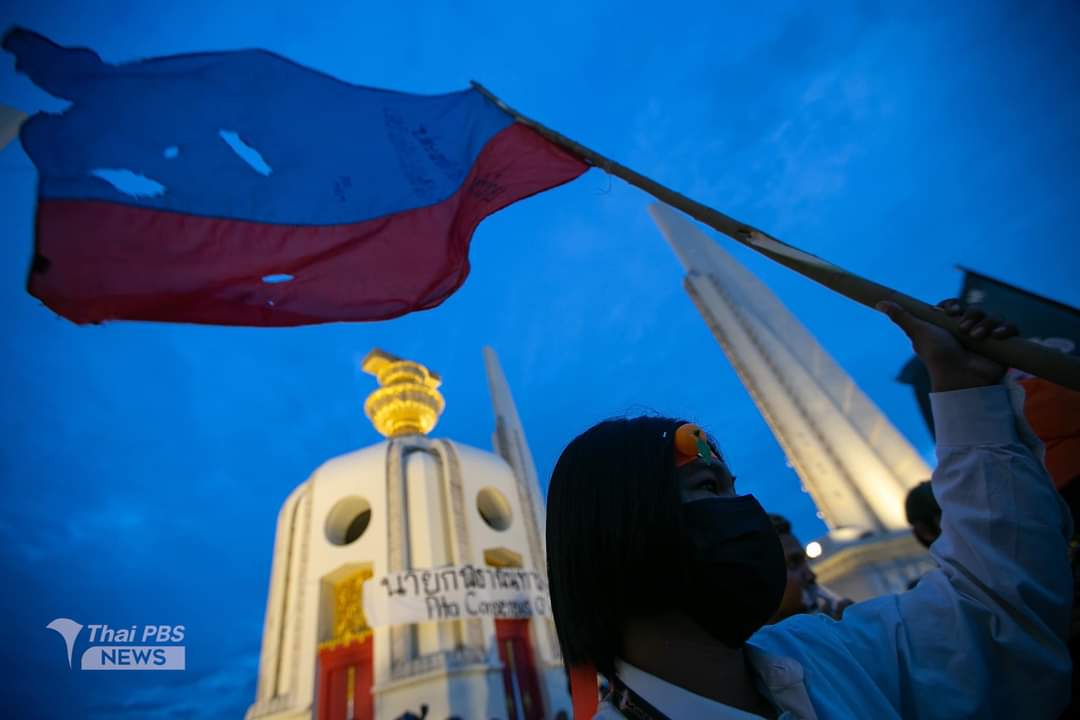 #Thailand 🇹🇭: as evening fell hundreds of people gathered at the Democracy Monument in #Bangkok to protest against the flagrant attempt by the ruling junta establishment to sabotage the opposition and retain power.
