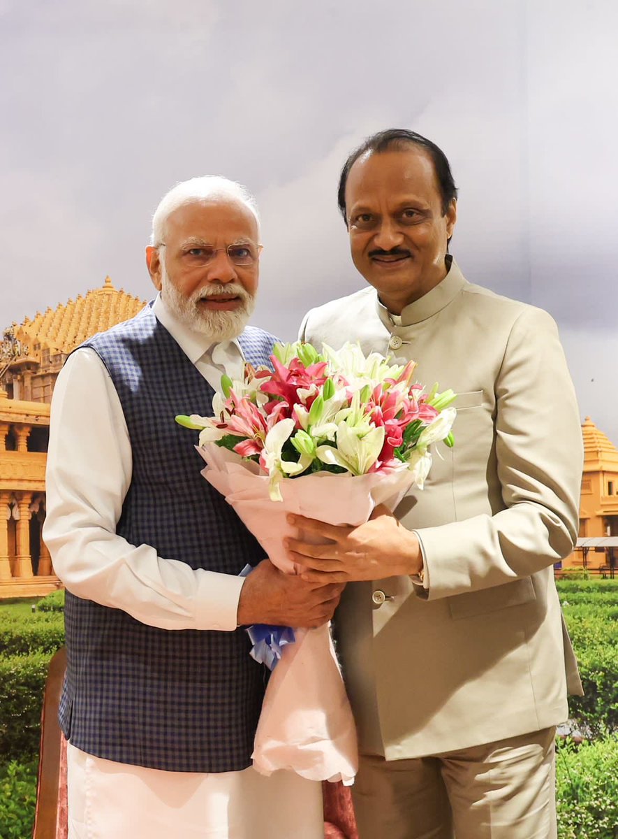 AASHIKismyname's tweet image. मुझे ऐसा क्यों लग रहा है ..🤔
भतीजे #Pawar को कोई CD हाथ लगा है ll

वरना जो चक्की पिसिंग आँड पिसिंग की बात किया करते थे उनके मालिक छोटे पवार को गुलदस्ता देते हुए फोटोशूट करा रहे हैं ll 🤦🏻

और आस पास न सीएम दिखें न डिप्टी सी एम 

पक्का चक्कर CD है,
चक्की का नहीं 🤐
#INDIAvsNDA