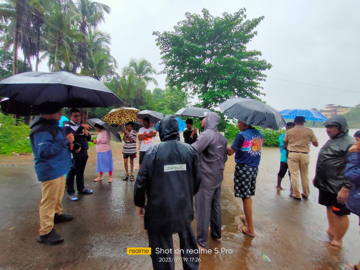 जिल्हाधिकारी श्री. एम देवेंदर सिंह व पोलीस अधीक्षक श्री. धनंजय कुलकर्णी  यांनी खेड येथेही पूर परिस्थितीची संयुक्त पाहणी केली व आपत्ती व्यवस्थापनाचा आढावा घेतला.
