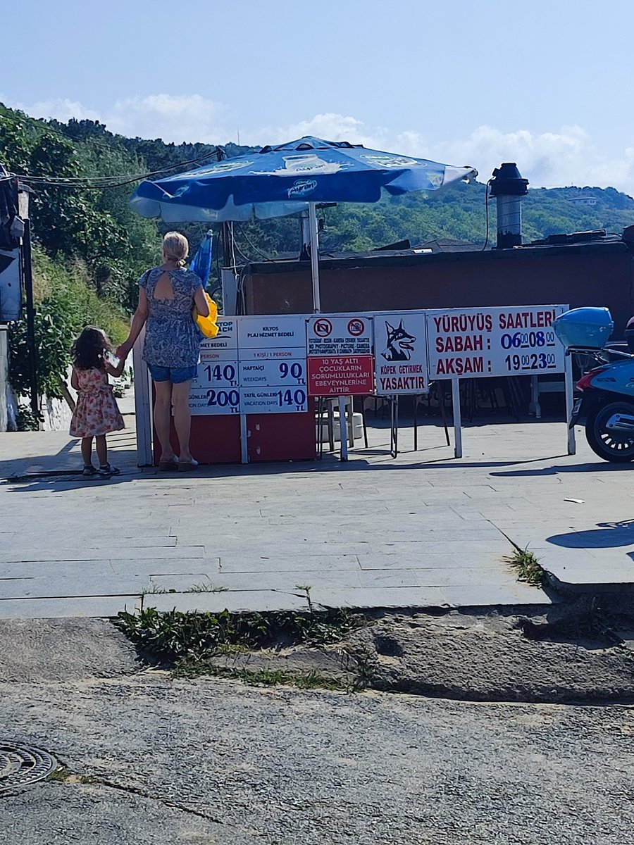Sarıyer Kilyos Plajyolu caddesinin başlangıcındaki 400 metrelik bir alan daha önce halka açıktı. Şimdi bir işletmeciye kiralanmış. Plaja ancak para ödeyerek giriliyor. Fakat işin acayibi, sahilde yürüyüş yapmak isteyen de bu alandan geçmek zorunda ve işletme sahilde yürüyüş