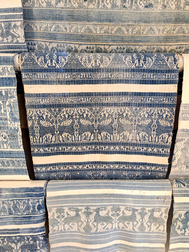 Perugia towels and tablecloths, dating from the fourteenth to seventeenth centuries, getting some well deserved attention at @GalleriaNazUmbr