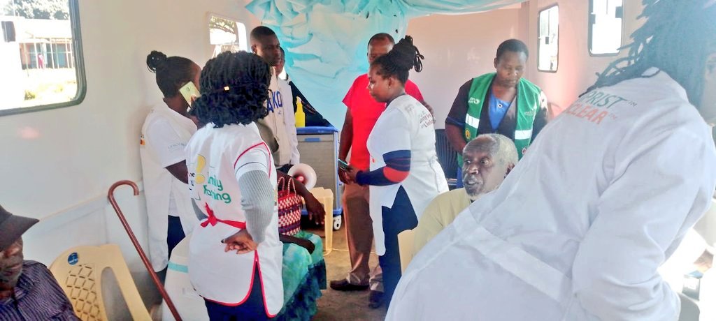 Amref_HTech's tweet photo. We remain guided by our mission to boost COVID-19 vaccine uptake and address other diseases like NCDs. Using #AmrefMobileClinic, we're taking healthcare services closer to the people ensuring that no one is left behind. #HealthForAll #Amref4PHC @Shakwei https://t.co/MMw8FONy0u