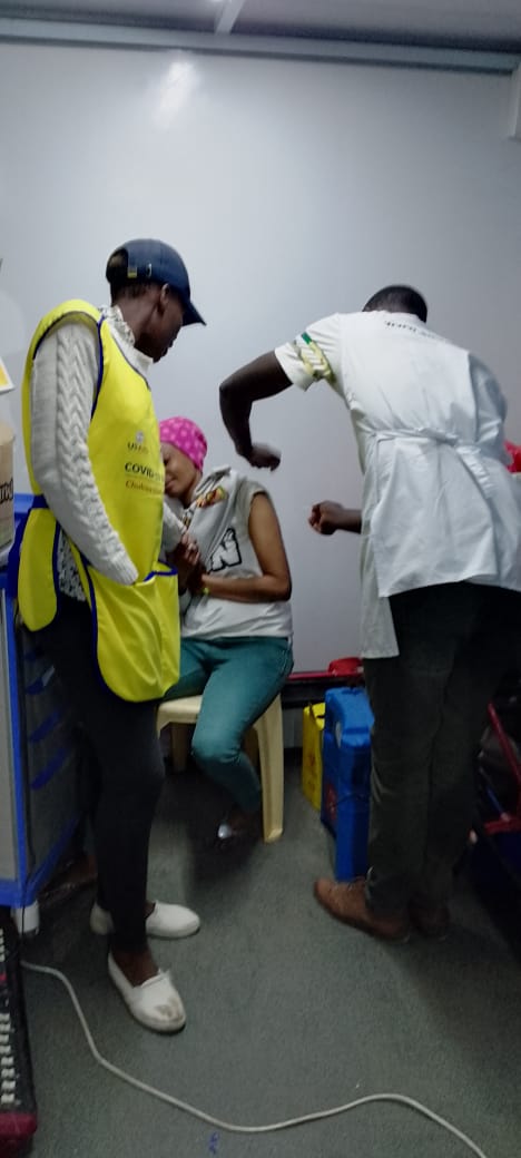Amref_HTech's tweet photo. We remain guided by our mission to boost COVID-19 vaccine uptake and address other diseases like NCDs. Using #AmrefMobileClinic, we're taking healthcare services closer to the people ensuring that no one is left behind. #HealthForAll #Amref4PHC @Shakwei https://t.co/MMw8FONy0u