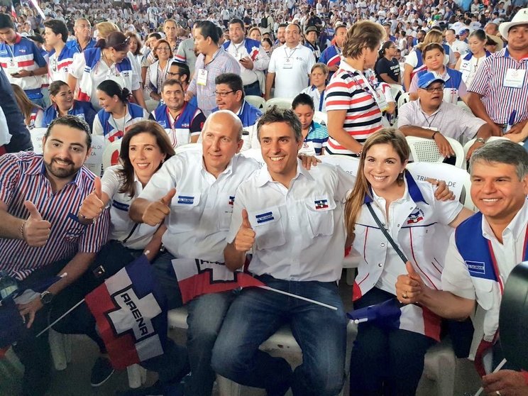 22Eduard0's tweet photo. Luis Parada, ex precandidato a la presidencia en 2019 del partido ARENA, ahora se presenta con el partido Nuestro Tiempo (ARENA 2.0)

Pero el afirma que "no quería ser candidato"...🤡🤡🤡😂😂😂 https://t.co/CWczX3uBmq