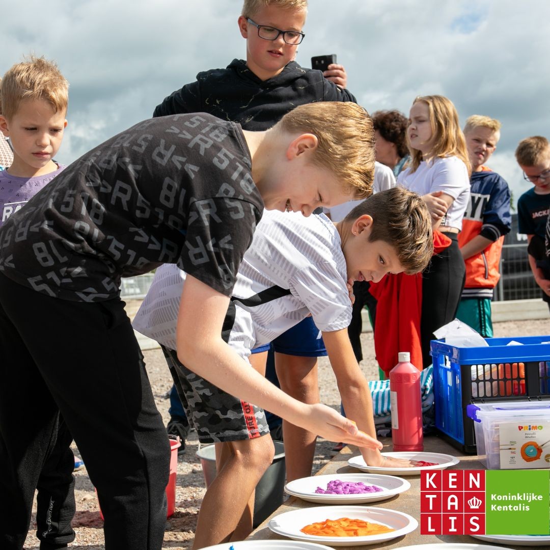 Bijzondere dag voor leerlingen van Kentalis De Skelp in #Drachten! Samen met vijf andere scholen gaven zij het officiële startsein voor de bouw van hun nieuwe school. Leerlingen hebben hun 'handtekening' gezet op een heipaal, die vereeuwigd is in de grond bit.ly/46WUg0Q