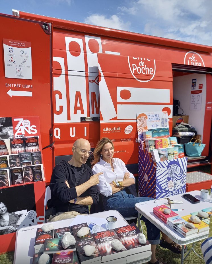 ☀️☀️☀️Deuxième étape du « Camion qui livre » à #Dieppe et de belles rencontres privilégiées avec Adèle Bréau et Bernard Werber.
Ne manquez pas de rejoindre les libraires partenaires et notre équipe qui partageront leurs coups de cœur littéraires !