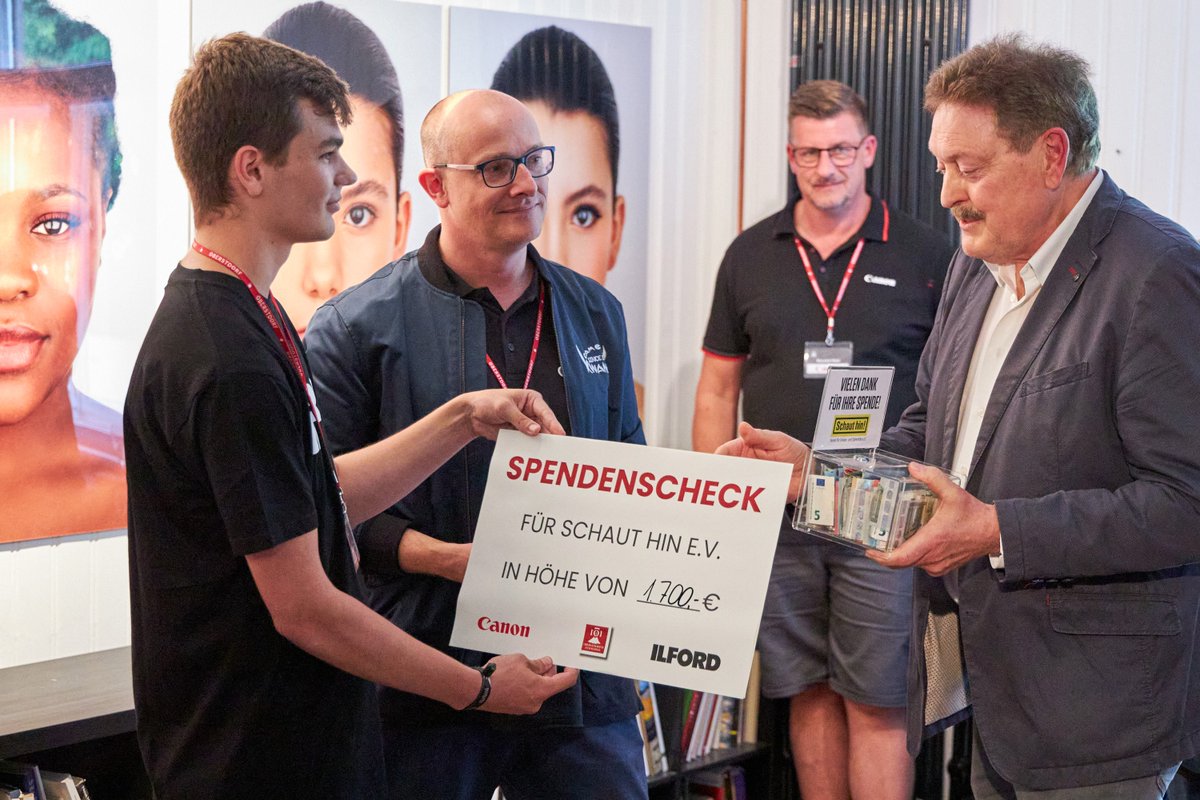 Wir haben uns sehr gefreut, gemeinsam mit dem Papierhersteller ILFORD, am letzten Tag des Oberstdorfer Fotogipfels einen Spendenscheck an die Vertreter des Vereins für Kinder- und Opferhilfe e.V. „Schaut hin“ aus Oberstdorf übergeben zu dürfen. 🫲