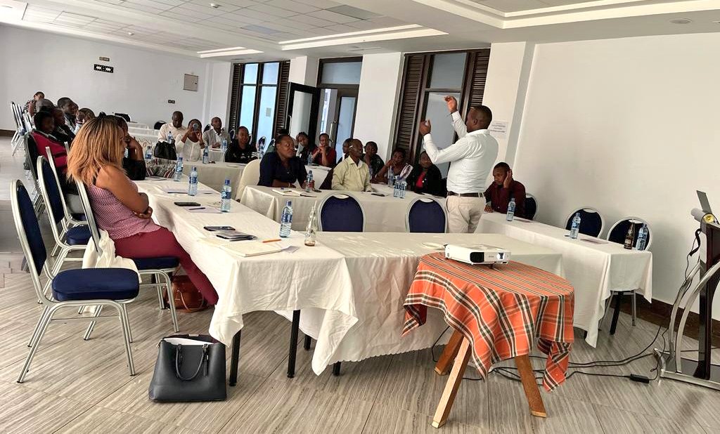 Amref_HTech's tweet photo. @Shakwei We aim to empower over 1000 Community Health Promoters (CHPs) with NCDs training; currently, we have successfully trained 625 CHPs from @HomaBayCountyKE and @KisiiCounty045 turning them into champions for community outreach. #Amref4PHC #HealthForAll https://t.co/UizAAQJRgO