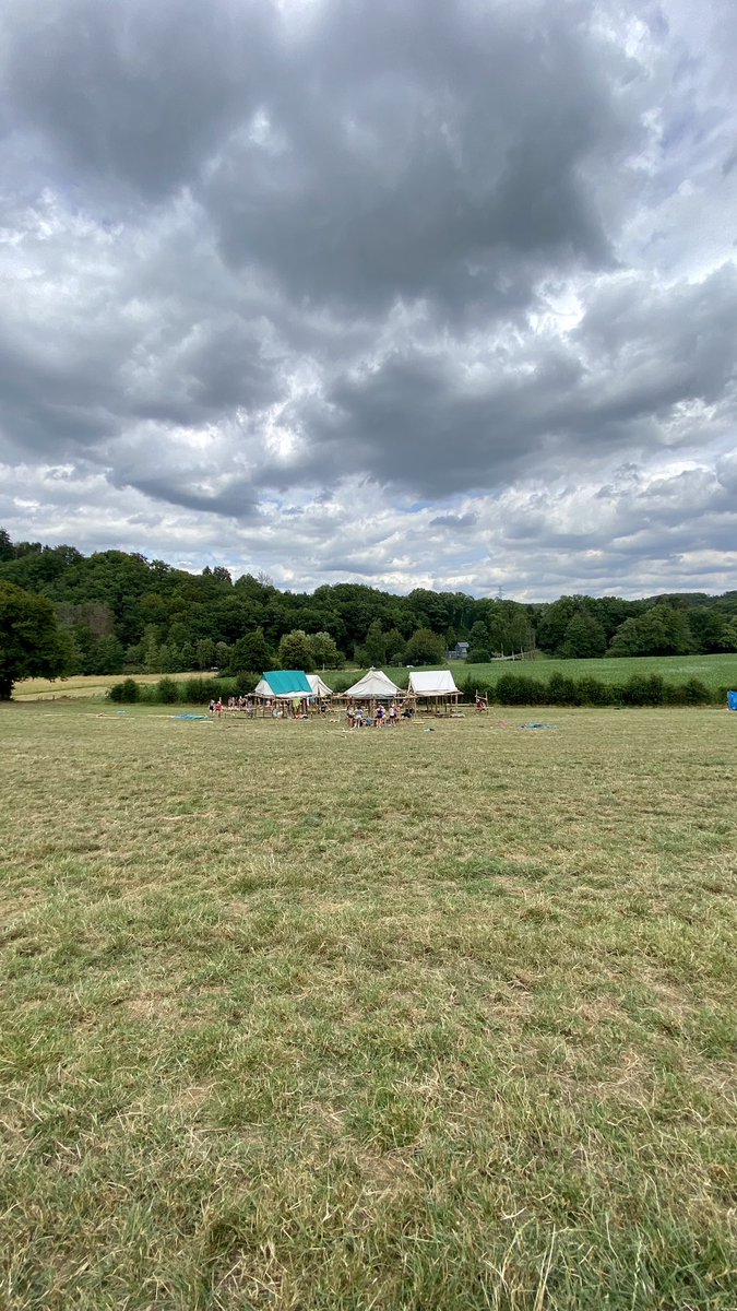 MarieMedGuides's tweet photo. Ça y est ! Voici déjà nos nouvelles totémisées ! Elles vous diront elles-mêmes, dans une lettre leur petit nom 😁 Les pilotis sont montés, alors le camp peut vraiment commencer !! 
#construction#mercilescuistots#totem#casquette#gestion https://t.co/dY4dmz9az7