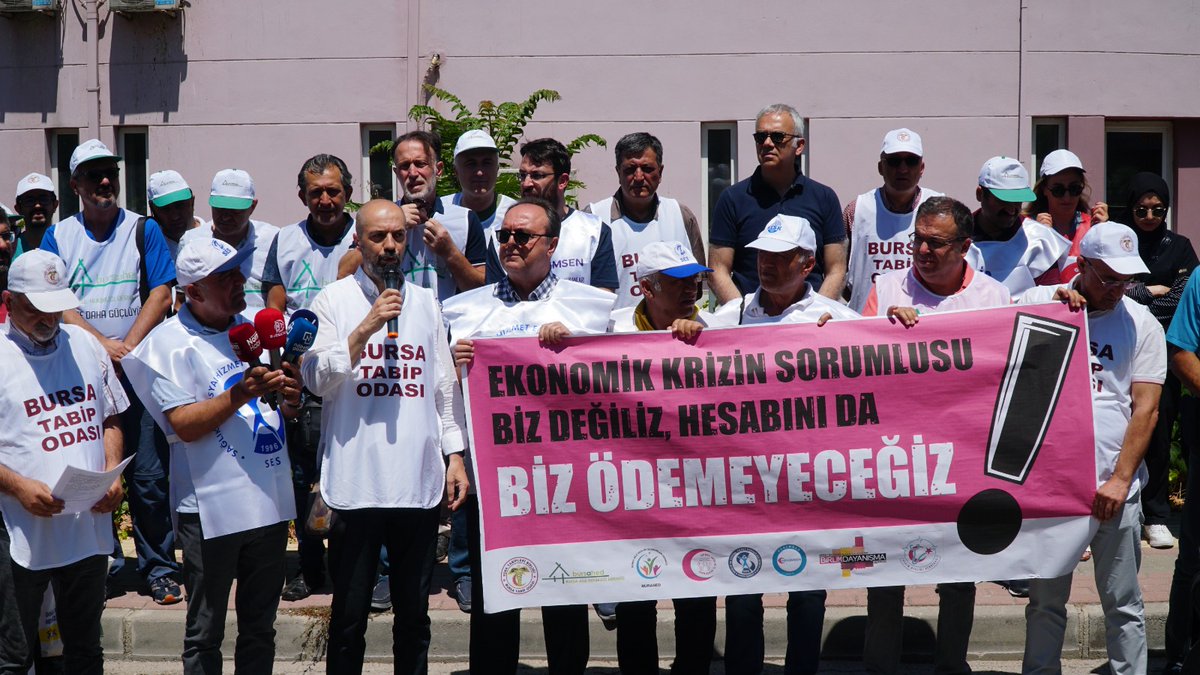 KAYIHANPALA's tweet photo. Aile Sağlığı Merkezleri çalışanlarına da seyyanen zammın verilmesi ve gruplandırma personelinin Bakanlık kadrosuna alınması için sağlık meslek ve emek örgütleri tarafından Bursa İl Sağlık Müdürlüğü önünde gerçekleştirilen basın açıklamasına katılarak bu konuda TBMM'de verdiğimiz mücadeleyi paylaştık.
Kamucu, eşit, ücretsiz ve nitelikli bir sağlık sistemine ihtiyacımız var!

#BursaTabipOdası
#BursaAileHekimliğiDerneği
#BursaAileSağlığıElemanlarıDerneği
#HekimBirliğiSendikası
#SesBursaŞubesi
#GenelSağlıkİşSendikası
#HEKİMSEN
#BirinciBasamakSağlıkÇalışanlarıBirlikVeDayanışmaSendikası