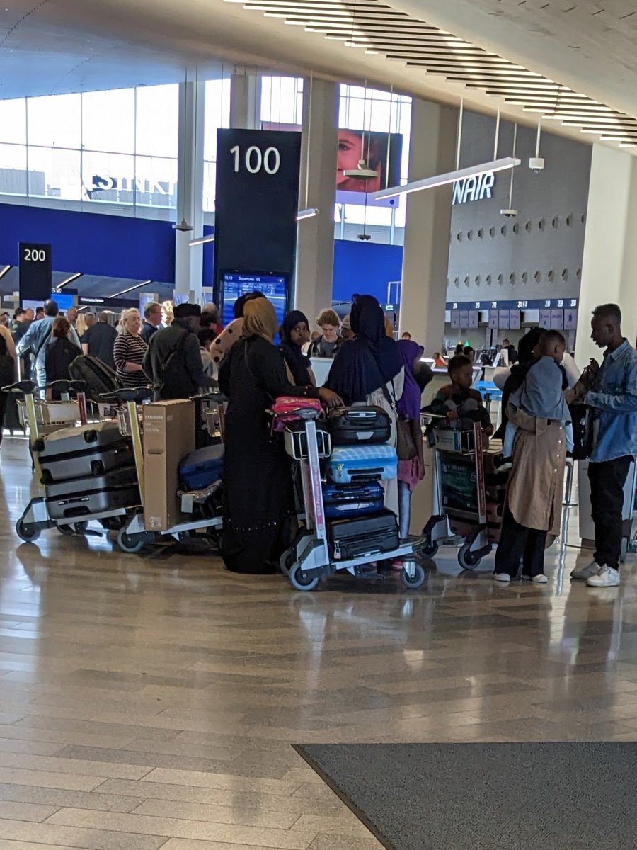 Irmeli92308676's tweet photo. Kuva kertokoon sen miten Somalit lomailevat turvattomassa maassaan. https://t.co/3Hhf9HamXT