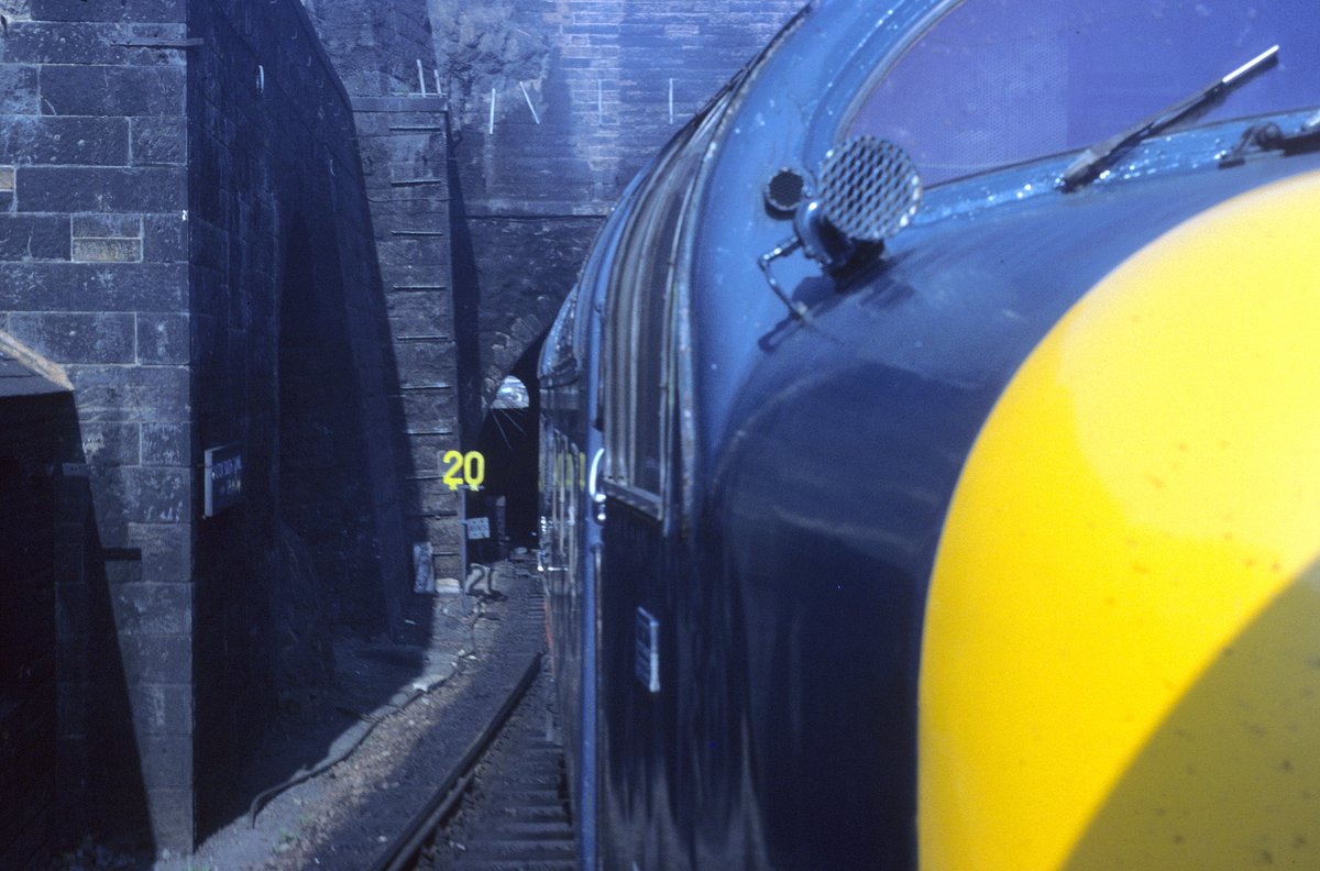 _doublearrow's tweet photo. On-brand #RailBlue and #WarningYellow Deltic-style; 55019 Royal Highland Fusilier at Calton Hill South Tunnel working the 1E21 1700 Edinburgh–King’s Cross, 20 May 1978
https://t.co/Tihjg1zzbr (Mr Bushy) https://t.co/tm9XzXxVN8
