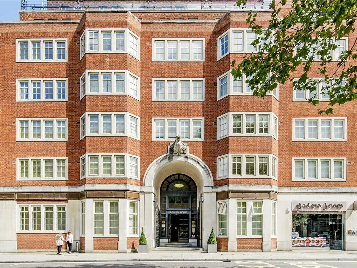 obk's tweet image. Russische drones blijken behoorlijk effectief aan de frontlinies. Het bedrijf dat ze maakt staat onder zware sancties, de familie van de eigenaar niet. Hebben een appartement in Londen, zoon Lavrenti werkt bij de VN in Geneva aan &apos;ontwapening&apos;. 
storage.googleapis.com/istories/news/…