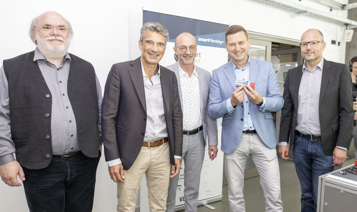 DFKI's tweet photo. Nachhaltiger #Transfer aus dem Forschungs-Ökosystem in die Wirtschaft, praktische Beispiele aus den Living Labs @SmartFactoryKL & #iQL, frische Spinoffs sowie viel gehaltvoller Austausch – Heute auf dem Programm beim kurzweiligen Besuch von StS @BraFDP @BMBF_Bund im DFKI #KL👌 https://t.co/CgOedXJXot