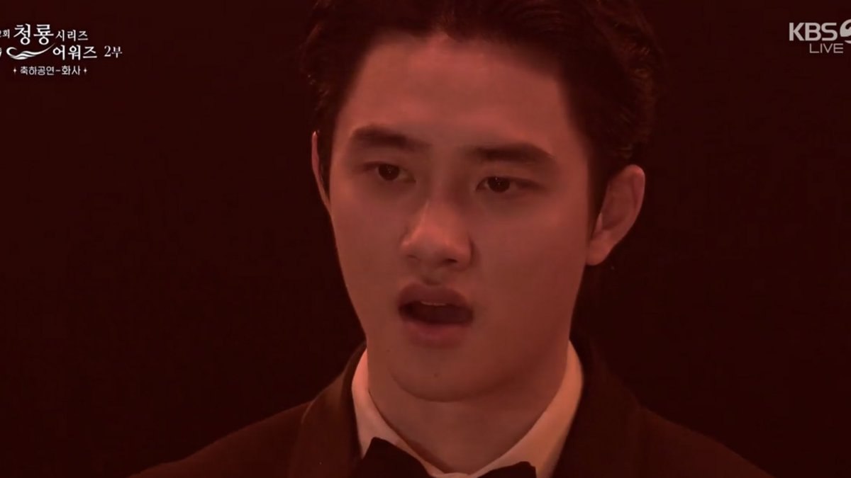 Choijinbom3's tweet photo. ریکشن دی او به هواسا 😂😂یعنی اینو دیدم پاره شدم، 

#KYUNGSOO
#Hwasa 
@weareoneEXO https://t.co/ttw2KuXhpY