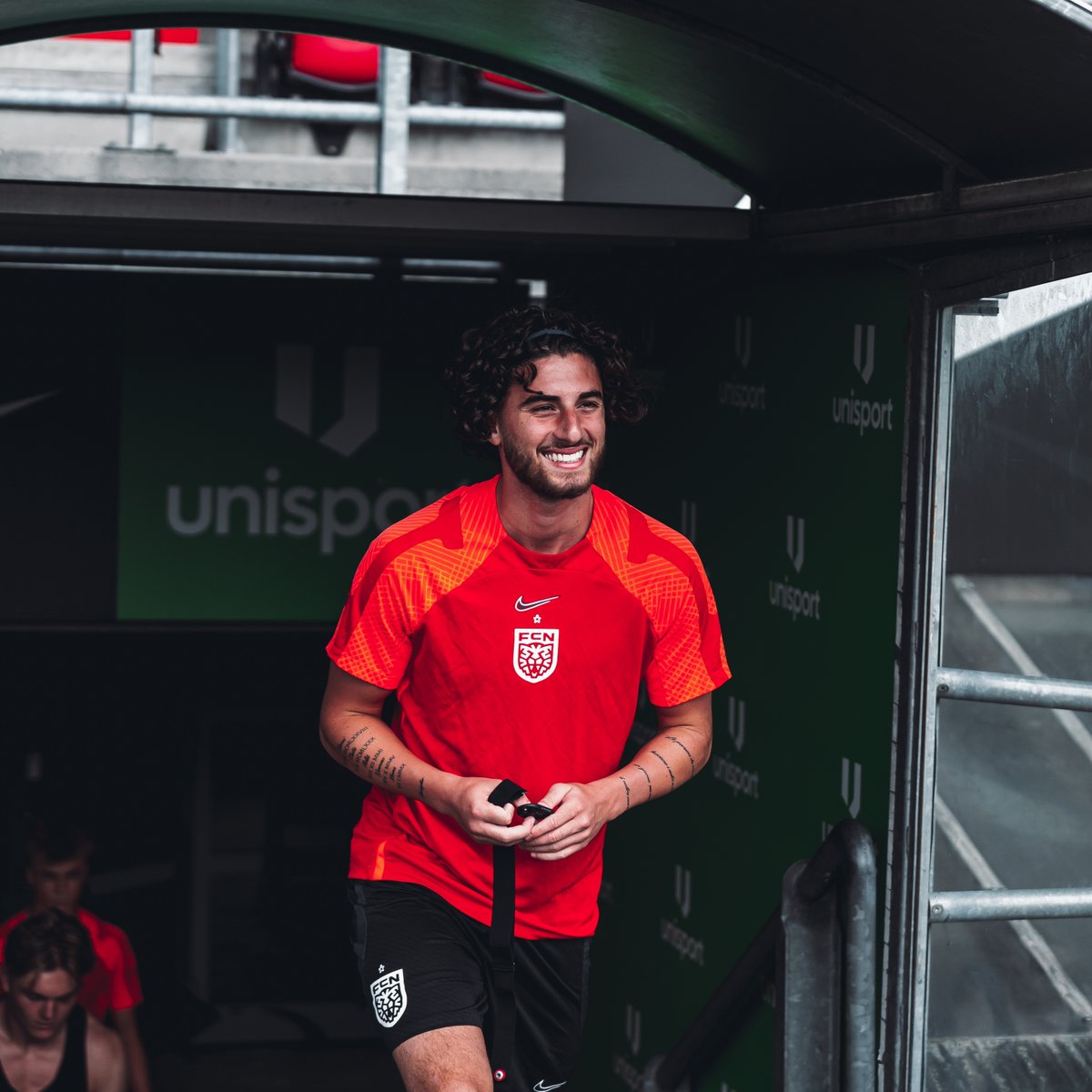 FCNordsjaelland's tweet photo. ❤️𝗩𝗲𝗹𝗸𝗼𝗺𝗺𝗲𝗻 𝗵𝗷𝗲𝗺💛

Rocco Ascone var i dag tilbage på træningsbanen i Farum, og der var store smil at spore hos den unge franskmand 🤩🐯
#sldk https://t.co/5kLZ7L5xEh