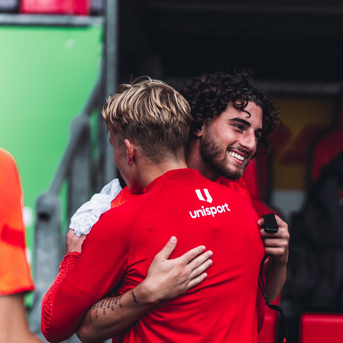 FCNordsjaelland's tweet photo. ❤️𝗩𝗲𝗹𝗸𝗼𝗺𝗺𝗲𝗻 𝗵𝗷𝗲𝗺💛

Rocco Ascone var i dag tilbage på træningsbanen i Farum, og der var store smil at spore hos den unge franskmand 🤩🐯
#sldk https://t.co/5kLZ7L5xEh