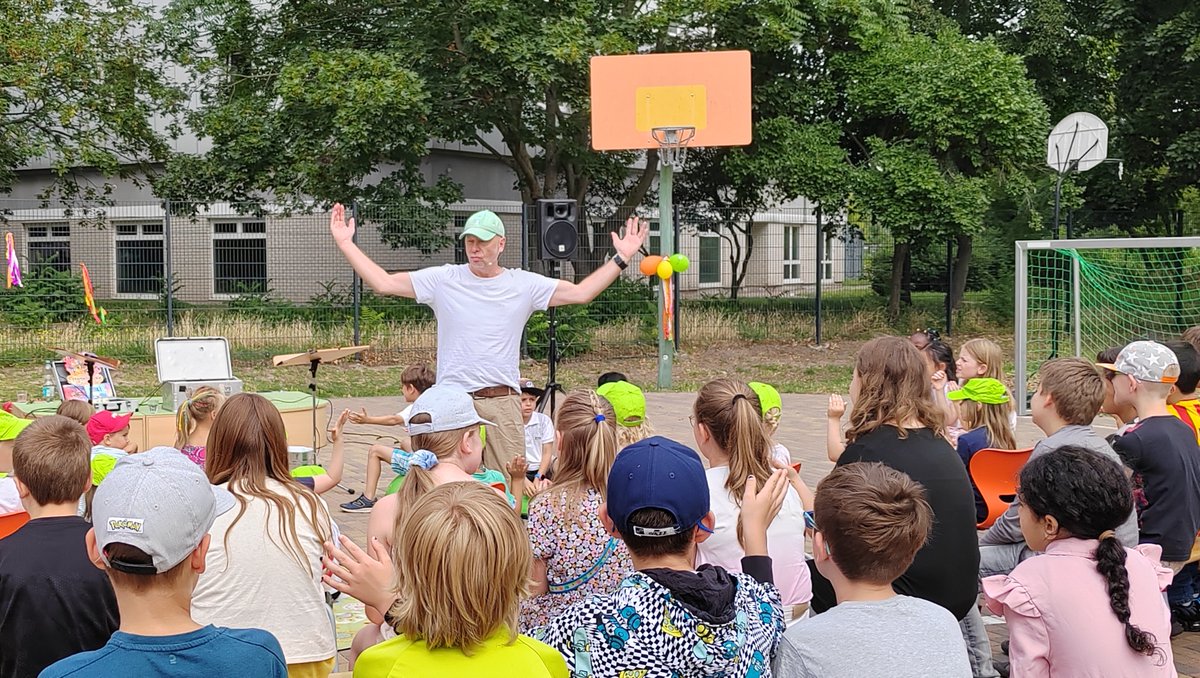 👍ERFOLGREICH: Beim #Bücherfest der Stadt- und Landesbibliothek im #Potsdam|er Fröbel-Hort Sausewind gab es viele spannende Aktionen rund ums Thema #Bücher und #Lesen, an denen rund 200 Kinder teilnahmen. 📚 🥳 
@BildungsforumP
Foto: SLB/Ronald Gohr