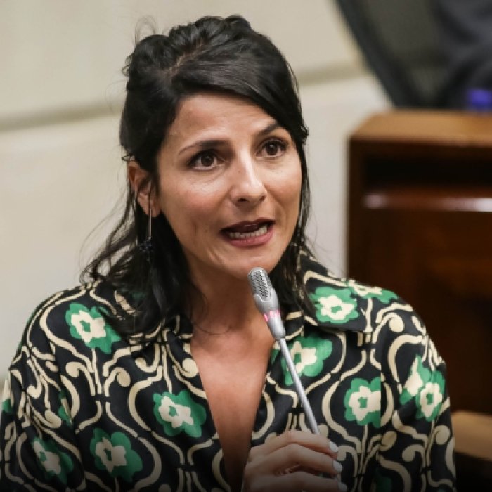 MartinVegaM's tweet photo. La salida de la ministra @IreneVelezT del gobierno de @petrogustavo es una #GranPerdida para los Colombianos que gozabamos con los chistes de imitadoras, aprovechando las cosas absurdas que a diario decía. Pero tranquilos, que éste gobierno todos los días da material para chistes https://t.co/3sdXiajbnG
