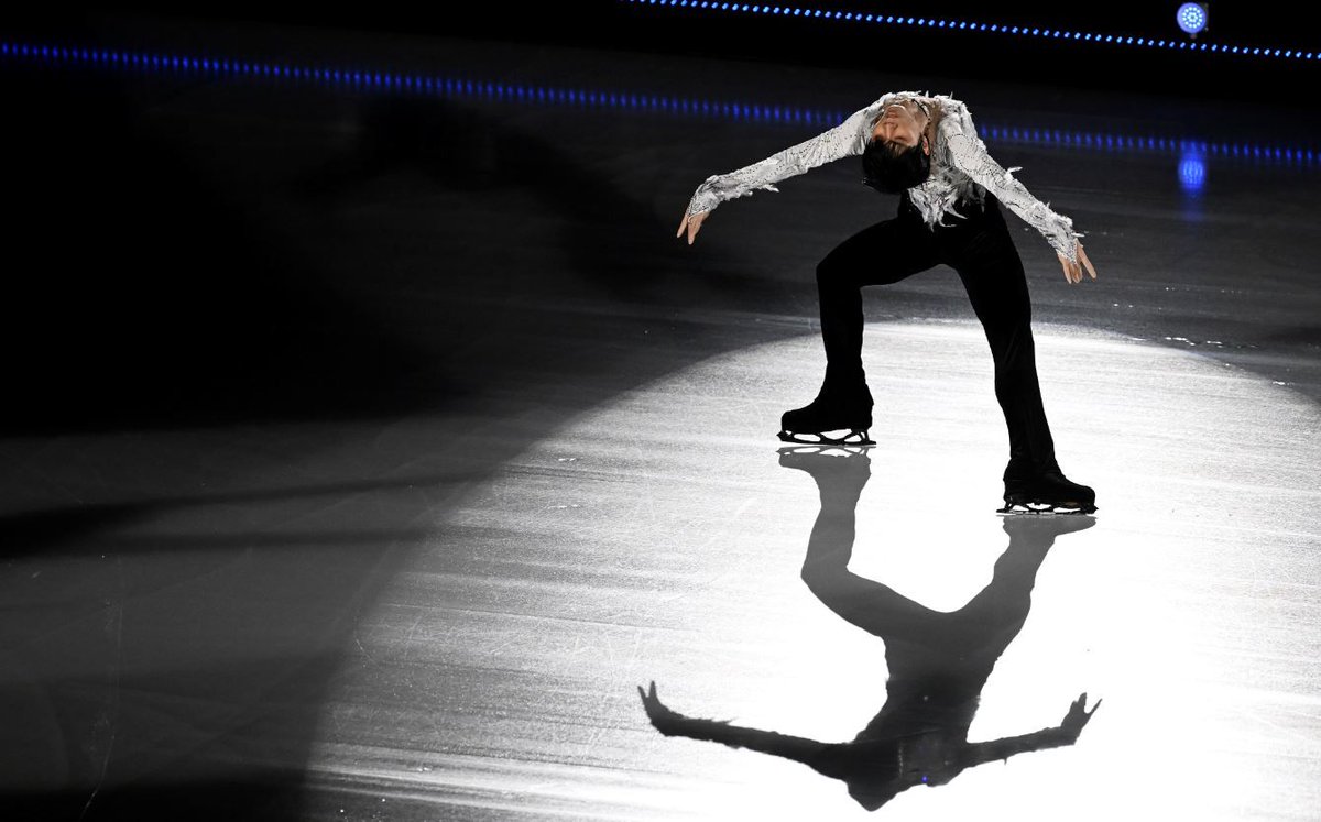 Happy first pro year Yuzu! Thank you for being you &amp; for a year full of gifts. May you have many more amazing years to come💖
Free of fetters&amp;chains, spread your wings &amp; fly to your heart's content 🪽
#ProudOfYuzu #GoldenHanyuVersary
#羽生結弦選手プロ転向1周年おめでとう #羽生結弦