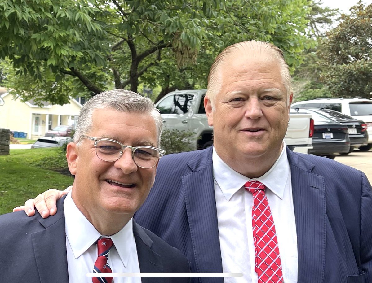 KEVINBRATCHER11's tweet image. My friend @RobbyMillsforKY will be on the ticket with @DanielCameronAG for KY GOV! Exciting ticket ready to win and take charge the first day!