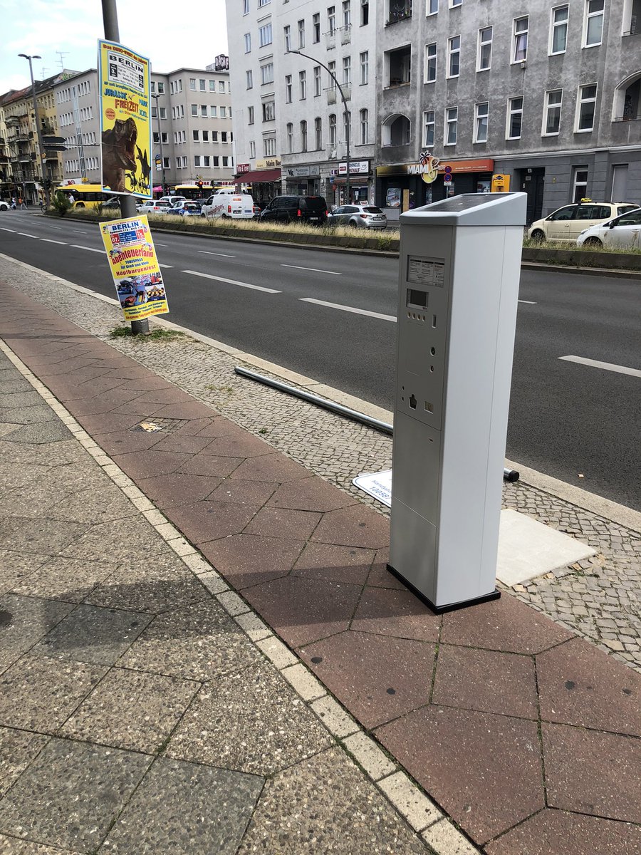 Philipp Barthel (@bartellaflippo) on Twitter photo Sympbolbild für die Berliner #Verkehrswende, wenn der neue Parkautomat halb auf dem #Radweg steht. Auge um Auge… <a href="/BerlinTempSchbg/">Bezirksamt Tempelhof-Schöneberg</a> Sympbolbild für die Berliner #Verkehrswende, wenn der neue Parkautomat halb auf dem #Radweg steht. Auge um Auge… <a href="/BerlinTempSchbg/">Bezirksamt Tempelhof-Schöneberg</a>